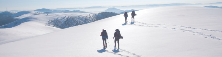 winter-hiking in pairs